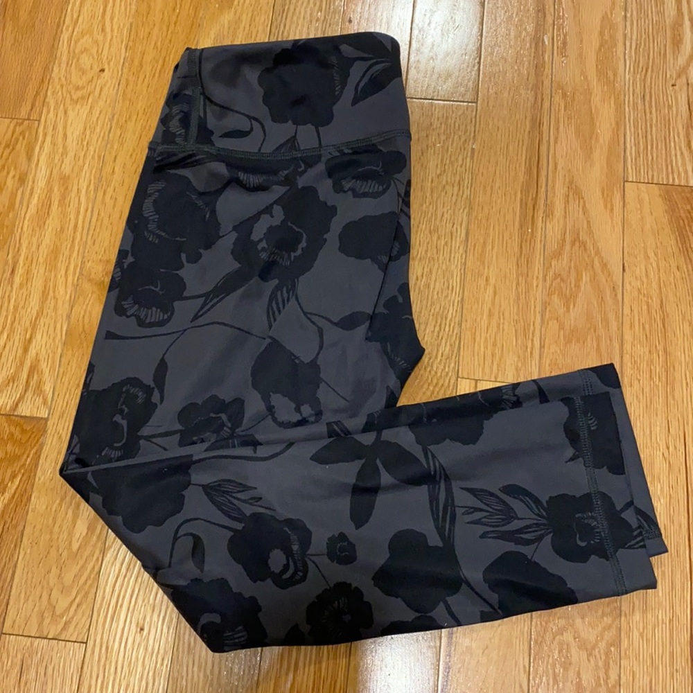 HOST PICK! Lululemon Capri pants